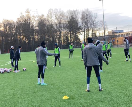 Fotballspillere står innenfor kjegler