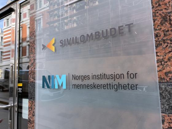 Bygning med skilt "Norges institutt for menneskerettigheter"