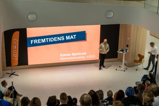 Foredragsholder snakker til publikum