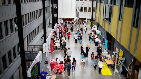 Stand med ulike foreninger på kjeller campus