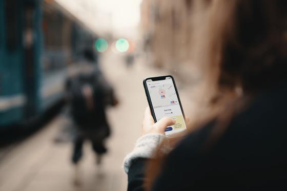 Telefon som er inne på Ruter-appen hvor man kjøper billetter. 