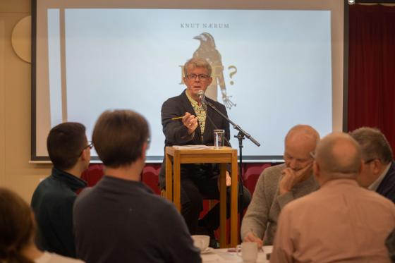 Knut Nærum leder quizen under boklanseringen