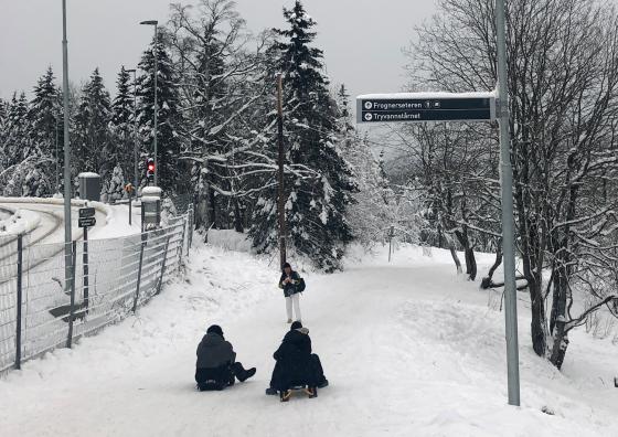 To personer som aker ned Korketrekkeren i Oslo.