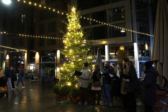 Kor står ved juletre på Vulkan