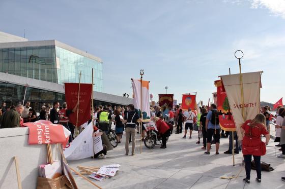 Samling av fagorganiserte med faner og protestplakater i Fagforbundet Teater og Scene, Norsk tjenestemannslag og CREO utenfor Operaen i Oslo. Rett før demonstrasjonstoget Kulturmarsen.