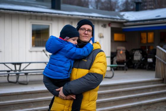 Øyvind Kvaløy med sønnen Oskar (4) utenfor samisk barnehage i Tøyenparken i Oslo