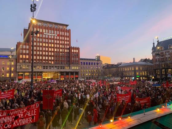 Mange fremmøtte på Youngstorget for å markere kvinnedagen. 