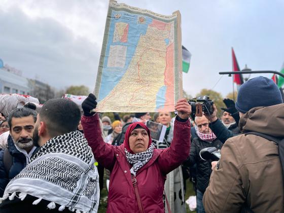 Labiba Assadi holder et gammelt kart.