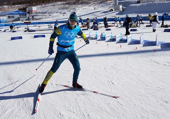 Lars Young Vik går på ski under OL i Beijing 2022