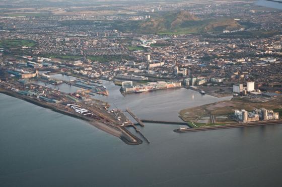 Man ser en havn. Bildet er tatt fra lufta