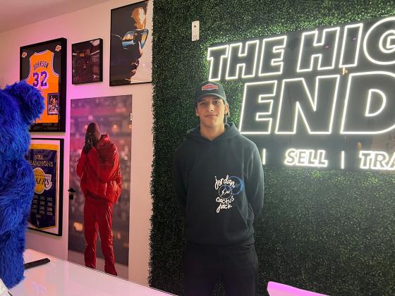 Her står Leo (18) som er daglig leder på Sneaker storen "The High End" i Oslo sentrum.