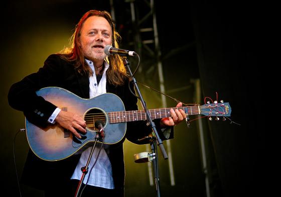 Lillebjørn Nilsen spiller konsert med gitar