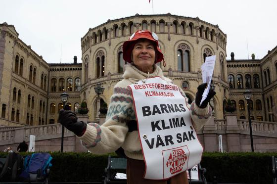 Bestemor Linda poserer foran Stortinget