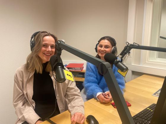 Programledere Ellisiv Østrem og Oda Sophie Usterud i radiostudio klare for livesending.