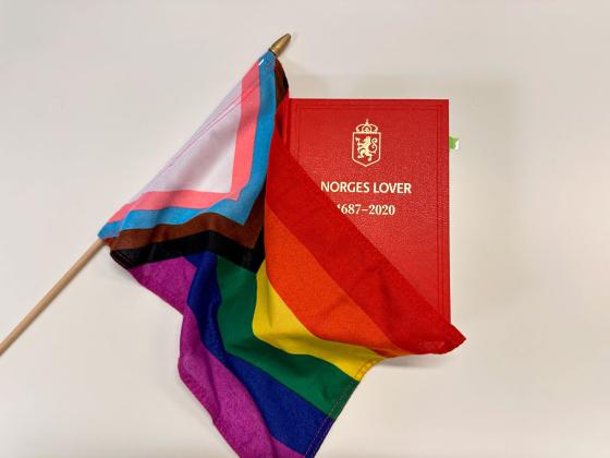 Norges lover dekket av prideflagg