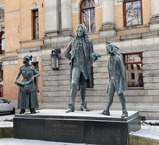 Statue av Ludvig Holberg i Oslo. En av figurene har på seg munnbind.