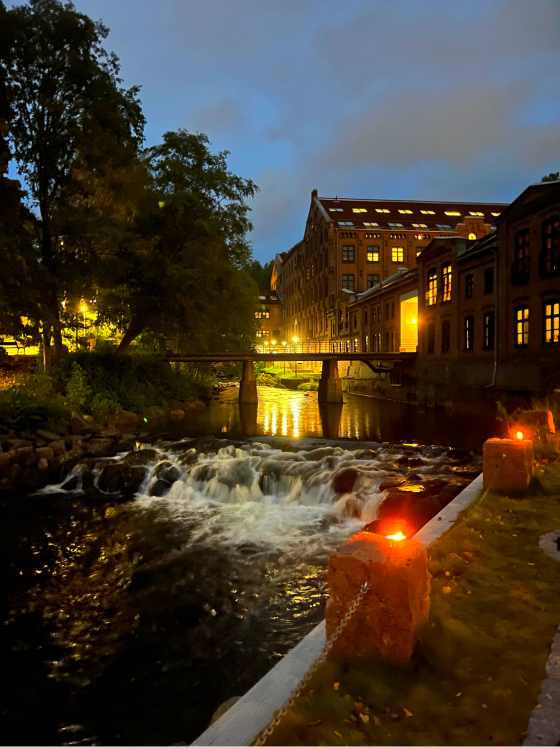 Akerselva på kvelden med fakler langs siden 