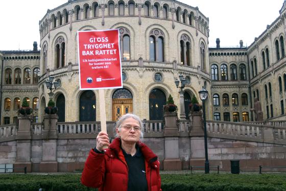 Bussjåfør Marit Sauge foran Stortinget.