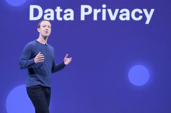 Mark Zuckerberg holder foredrag. Det står "Data Privacy" på lerretet bak han.