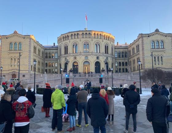 Demonstranter har samlet seg foran Stortinget