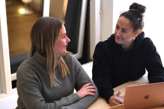 Sexologistudentene Lina Solheim og Martine Malmberg synes det er på tide med økt fokus på kvinnehelse. 