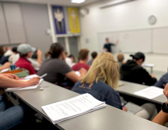 Elevene på maskiningeniør studiet sitter i auditoriet, på forelesning