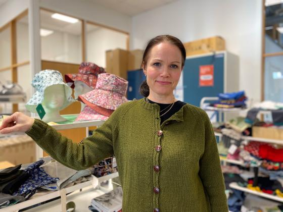 Monica Martinsen står foran redesignet klær