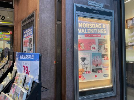 Bilde av et skilt utenfor Norli hvor det stor "morsdag & valentines" 12. og 14.februar. 