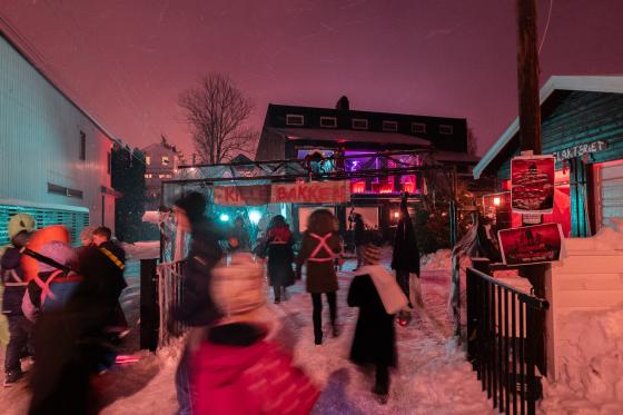 Mange folk foran Halloweenhuset i Lillebakken 5