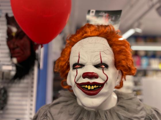 Nærbilde av Pennywise fra skrekkfilmen IT kostyme