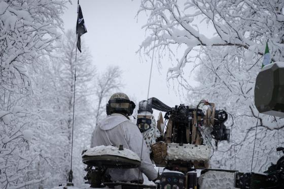 militæret øver i snø 