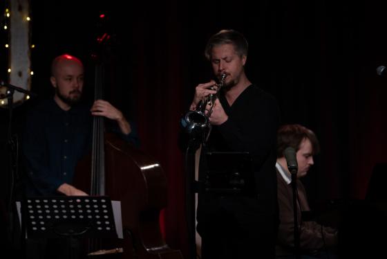 Vegard Holum på trompet, Henrik Sandstad Dalen på bass og Håvard Aufles på piano. På Nordstrand Jazzklubb