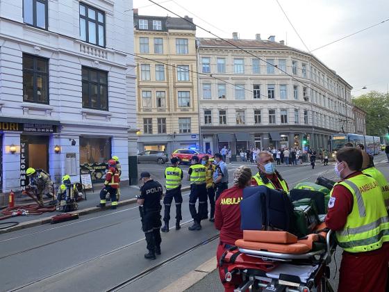 Bilde av nødetater på plass foran restaurant i Pilestredet