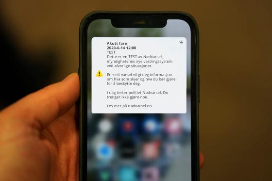 Bilde av nødvarsel som vises på mobiltelefon. 