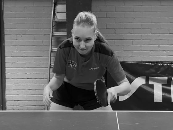 Portrettbilde av Nora Korneliussen med bordtennisracket i hånden.