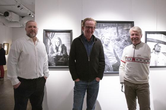 Portrett av fra venstre: Paralympics vinner Tommy Rovelstad, fotograf Arnfinn Johnsen og Paralympics vinner Cato Zahl Pedersen. 