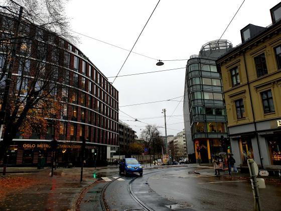 Grå himmel og våt bakke på OsloMet ved Bislett.