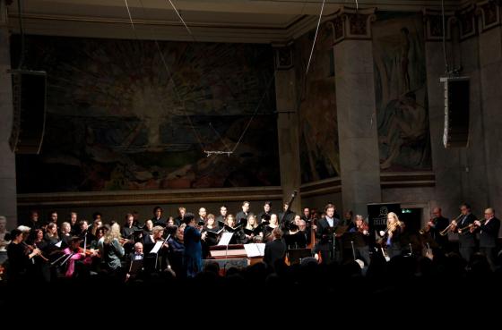 Hele koret og orkesteret på scenen