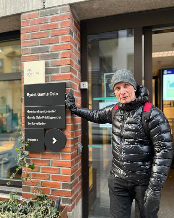 Øyvind Michelsen foran Grønland seniorsenter.