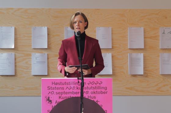 Kulturminister Anette Trettebergstuen taler under Høstutstillingen 2022.