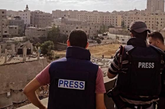 journalister som ser utover gaza