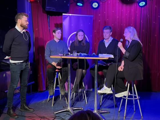 Et debattpanel med fire personer