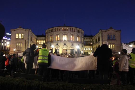 Parole sett bakfra på Eidsvoll plass