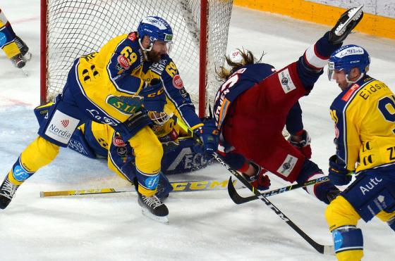 Ishockeyspiller Mika Partanen faller i et målforsøk