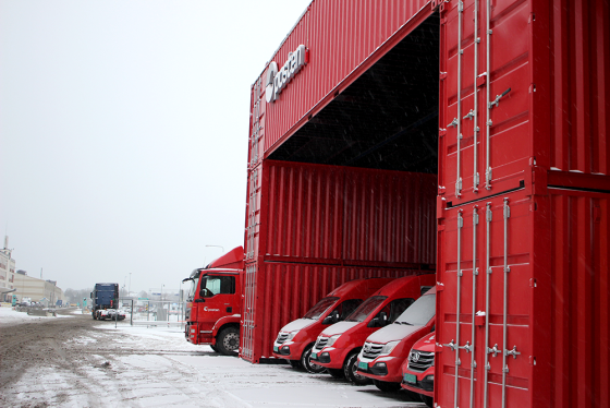 Postbiler parkert på HUBen på Aker Brygge