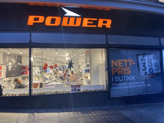 Viser en Power butikk fra gata