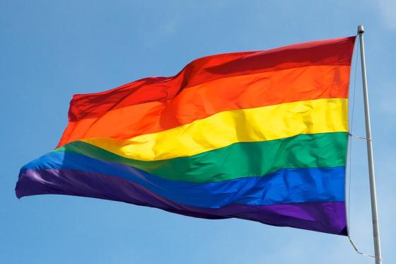 Pride flagg blafrer i vinden