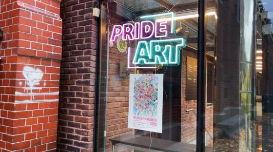 Bilde av lysende skilt med teksten Pride Art