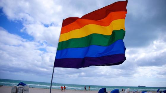 Pride flagg på stranden