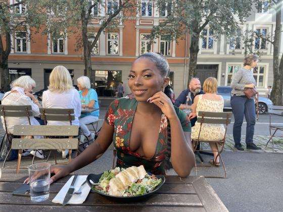 Rachel Sadiki på restaurant